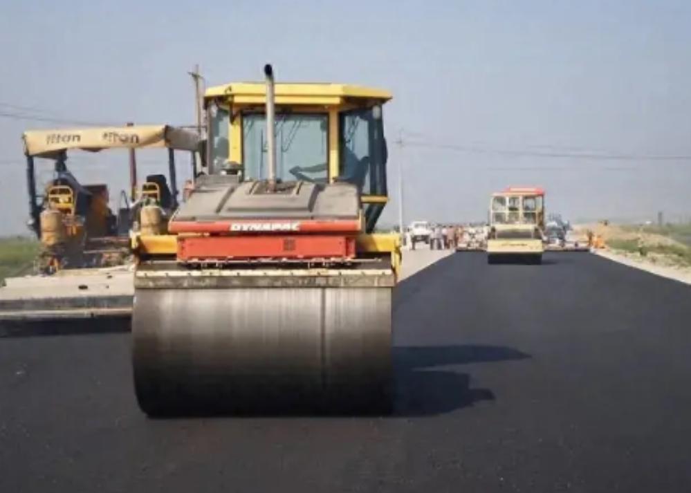 一吨沥青的价格是水泥的十倍还不止，明明用水泥铺路，路面更坚硬，成本也更低，为何全