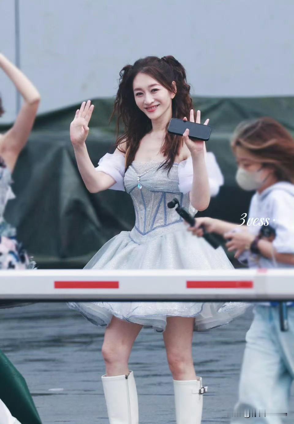 李小冉在《浪姐》中体力已濒临崩溃！节目组为追求舞台效果，每天排练时间长达10小时