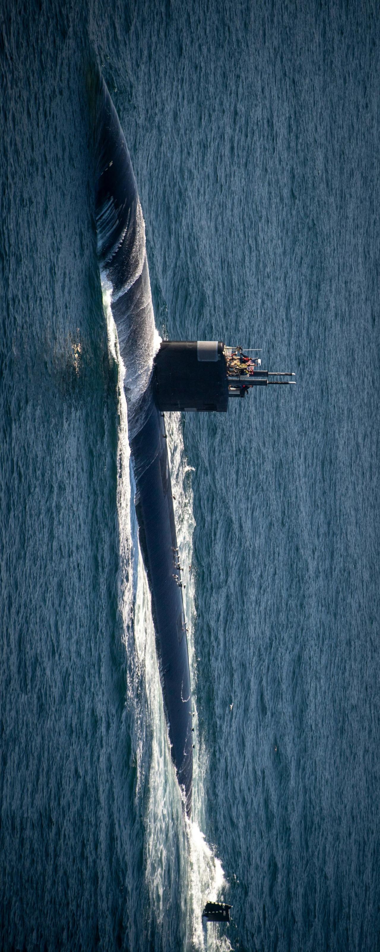 深夜潜艇高清图来一张，猜一猜这是什么型号的核潜艇？
A、海狼级攻击核潜艇
B、洛