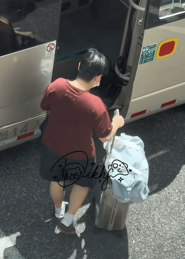 孙颖莎人已上车忘了行李孙颖莎上演可爱小乌龙，人上车了，行李却忘了！ 