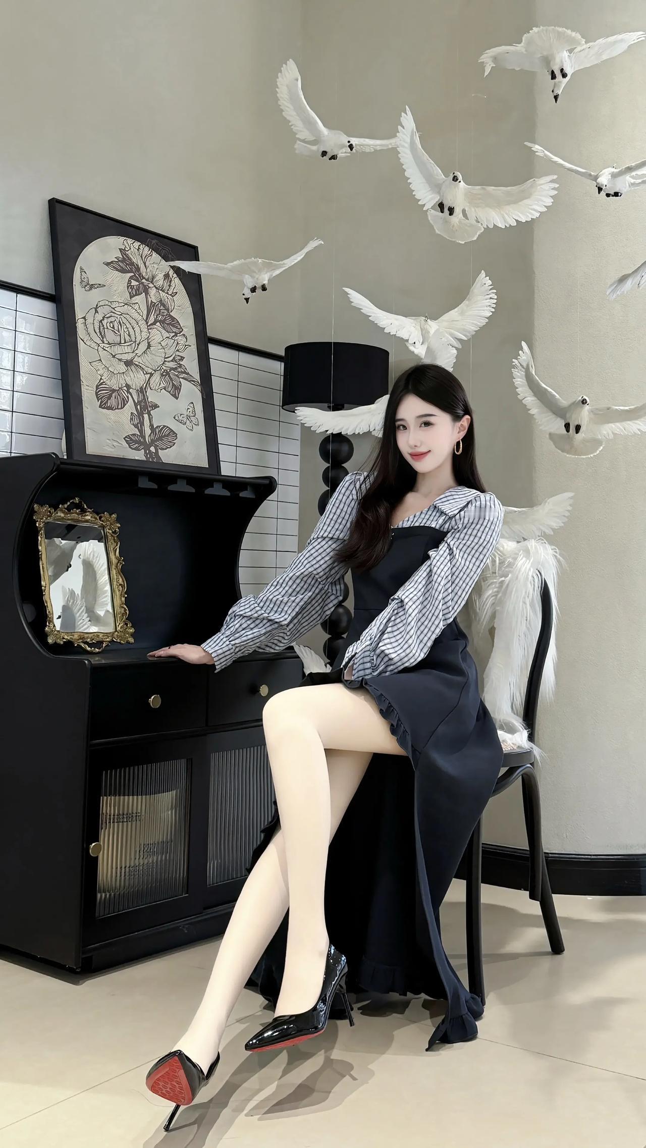 藏蓝色连衣裙，我愿称之为穿搭天花板！

灰格子长袖显手臂纤细，黑色高腰+不规则裙