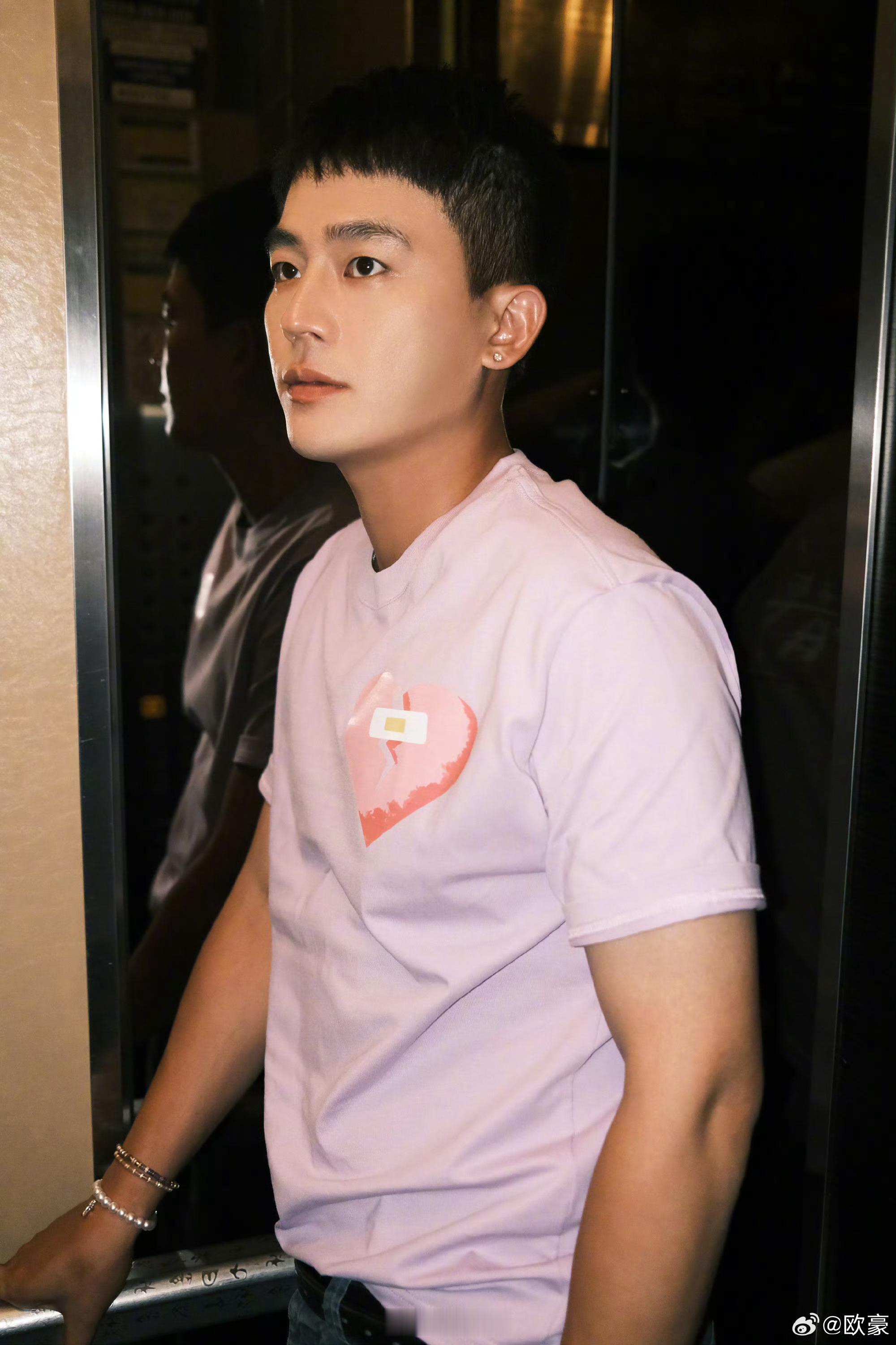 杨幂欧豪生万物海报双C位杨幂和欧豪主演的电视剧《生万物》开播倒计时，剧组在立秋这