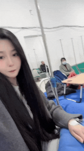 伤害性不大，侮辱性超强！

山东，一女子流感后一个人去医院打吊水，同病房的小男孩