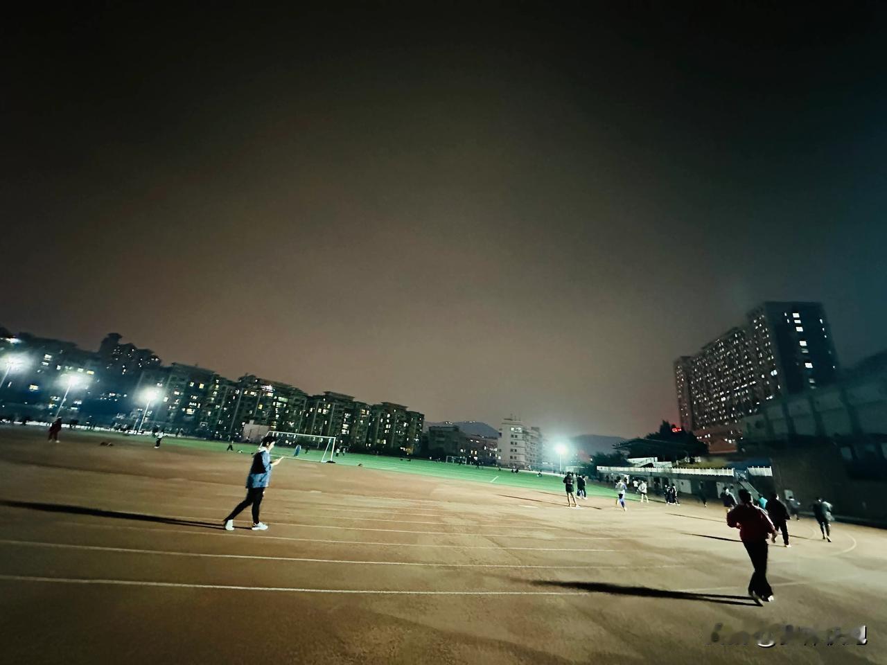 冬训田径场夜跑，起风的夜晚还带着凉意，本来只打算慢跑16K，没想到第一公里开始身