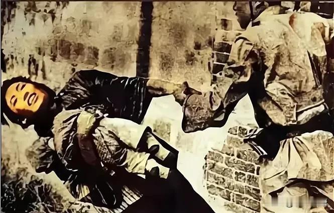 1938年，徐州沦陷，一群日军狞笑着将一名女子围在城墙上，女子随即抱着婴儿决然跳
