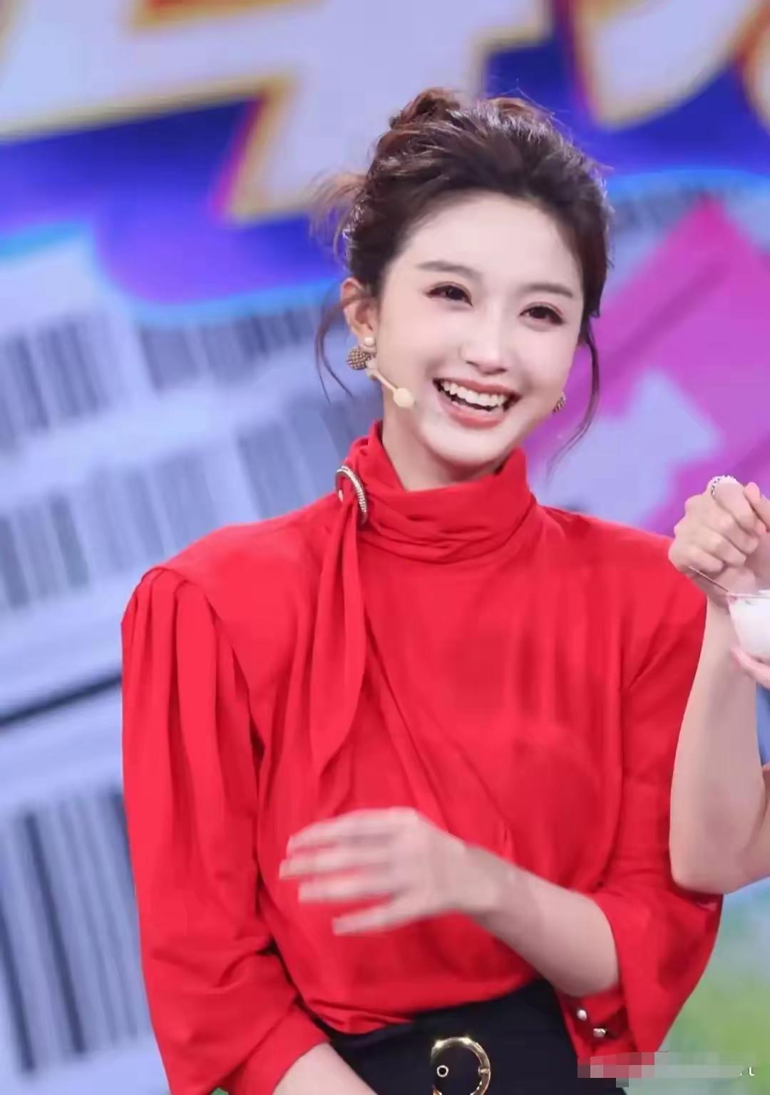 刘心悦长着国泰民安的脸庞，特别有亲和力，很有观众缘！不愧是主持界的新秀！央视主持