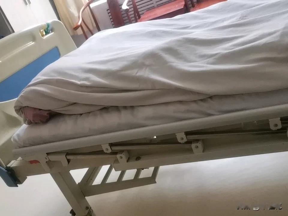 病房的老周陪着老伴来住院挂针输液几天了，几天时间没有见到儿女们前来探视过，我也没