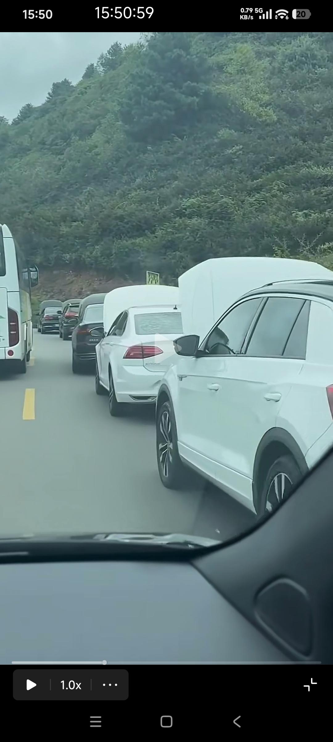 网友在乌蒙大草原的盘山环线拍的，

当地坡度大旺季容易堵车，加上海拔高空气稀薄，