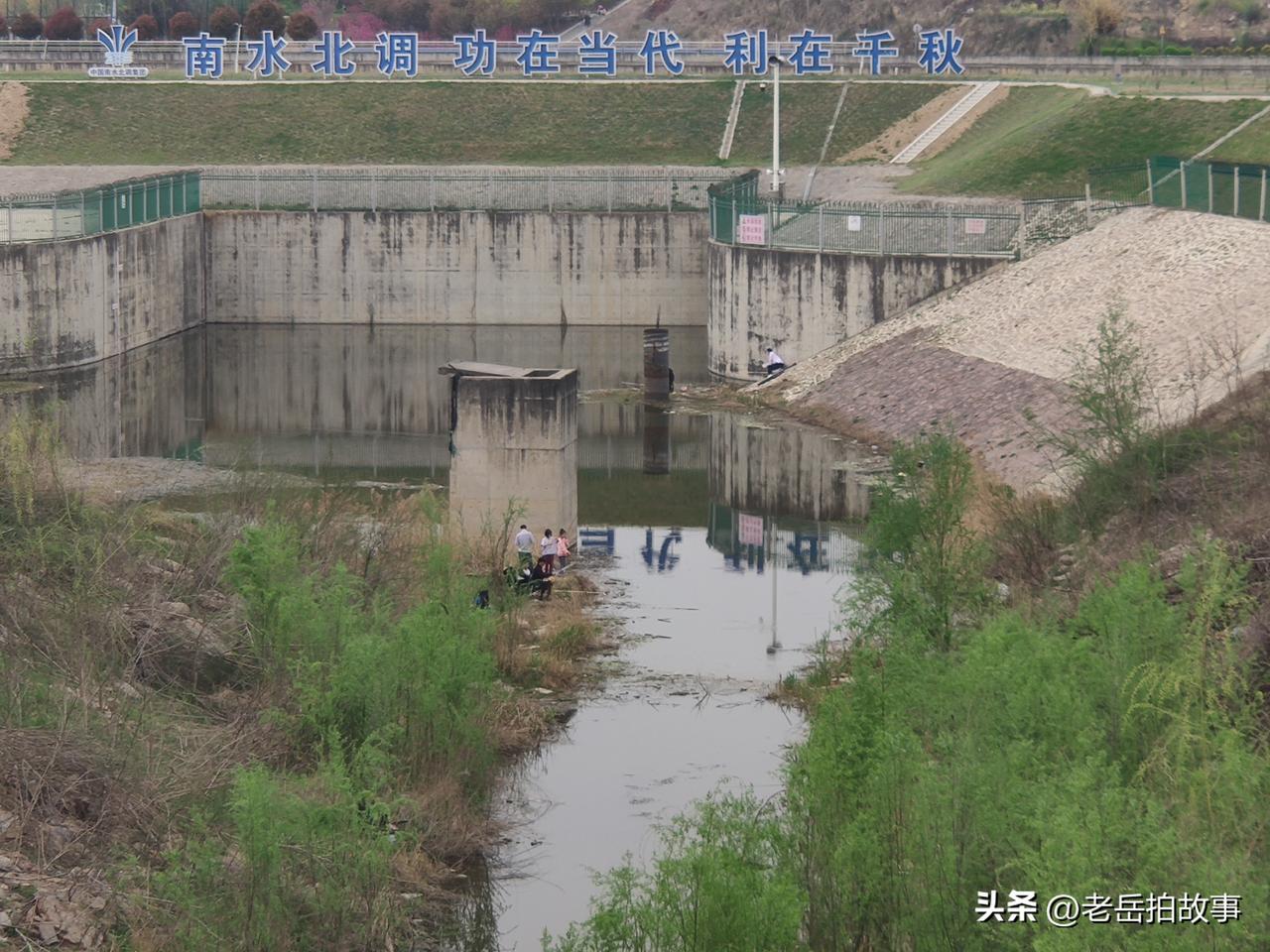 看看都有谁家的孩子？可得当心，这里不但沟深而且下面就是虹吸暗河，一旦跌落十分凶险