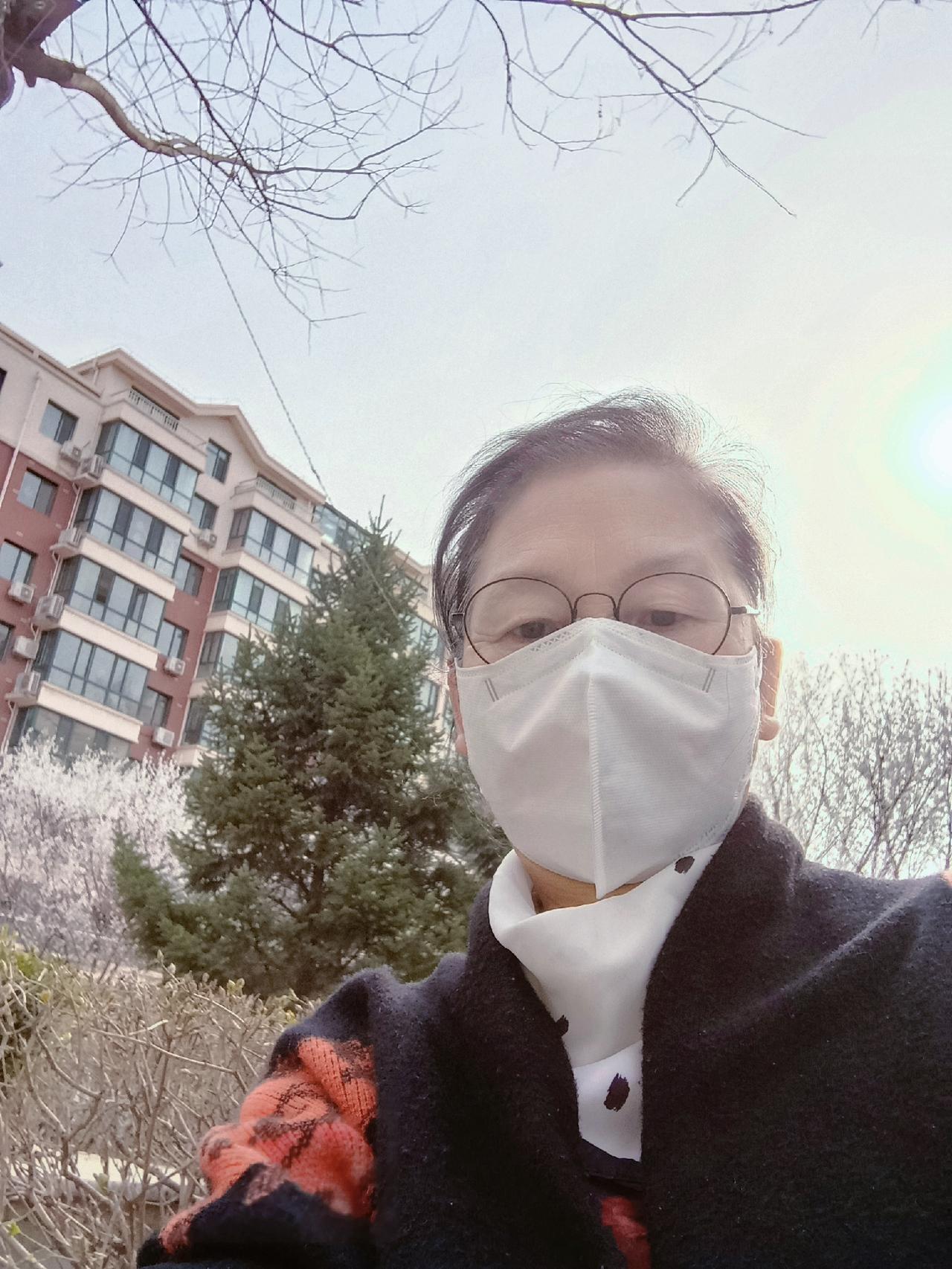 春日暖阳下，桃花杏花都开了，满树花朵，春风佛面，繁花似锦，口罩下的微笑。春日赏花