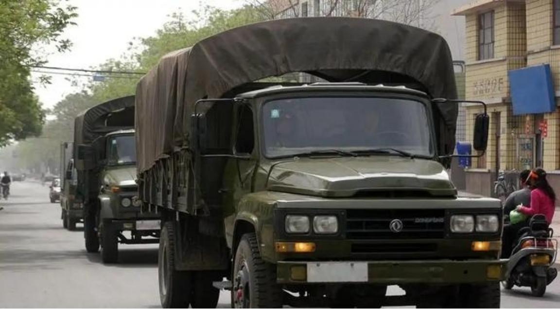 军车为什么几乎都是柴油车，而不用汽油车和新能源车呢？这就是战场生存法则，柴油车就