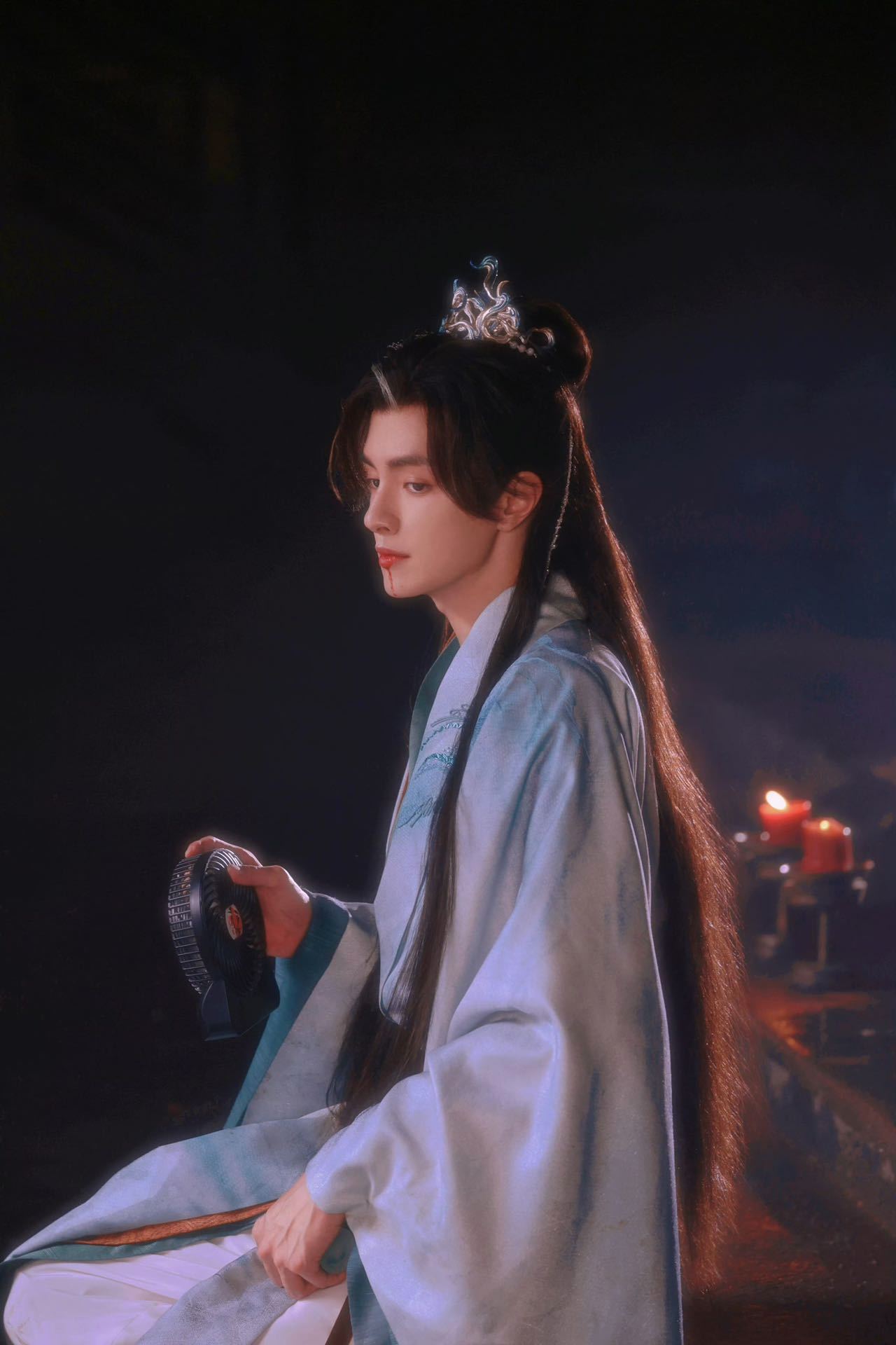 #官鸿新剧战损神图#   《四海重明》里官鸿战损神图🈶，是我们的小狐狸殷琊🦊