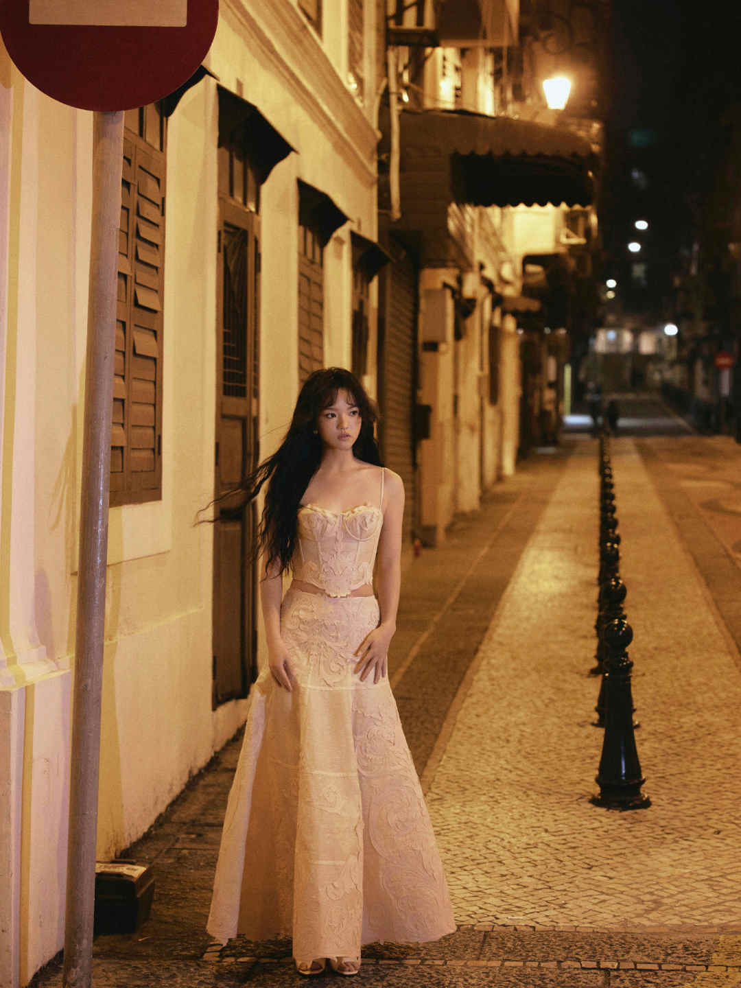 兰西雅明媚成这样 兰西雅赤脚拍照真的太有感觉啦！光脚踩地欢快舞动，夜里她就像被阳