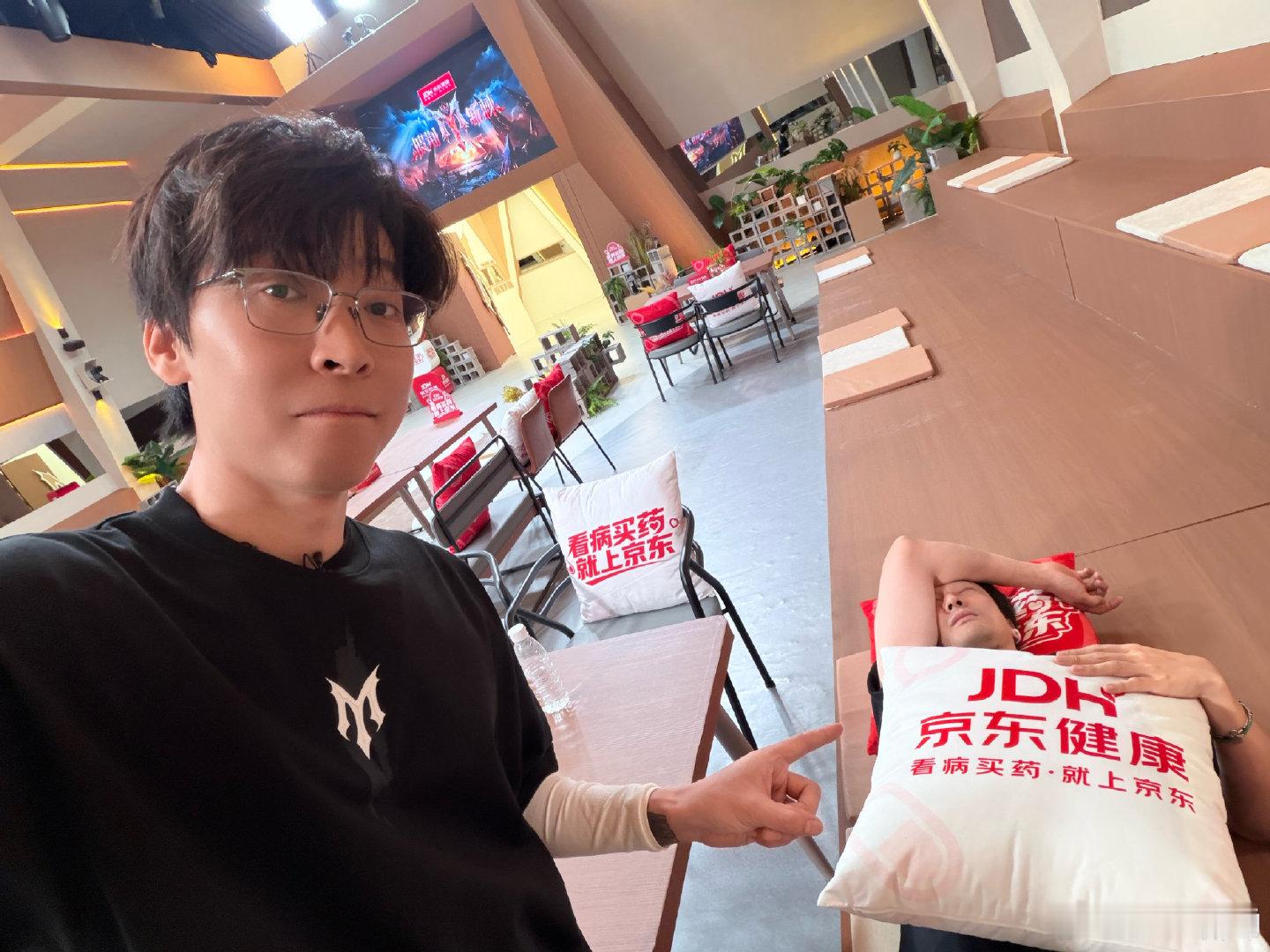 王啸坤好像一个小手办披荆斩棘参加节目之后解锁了新外号，小手办这个称呼慢慢被越来越