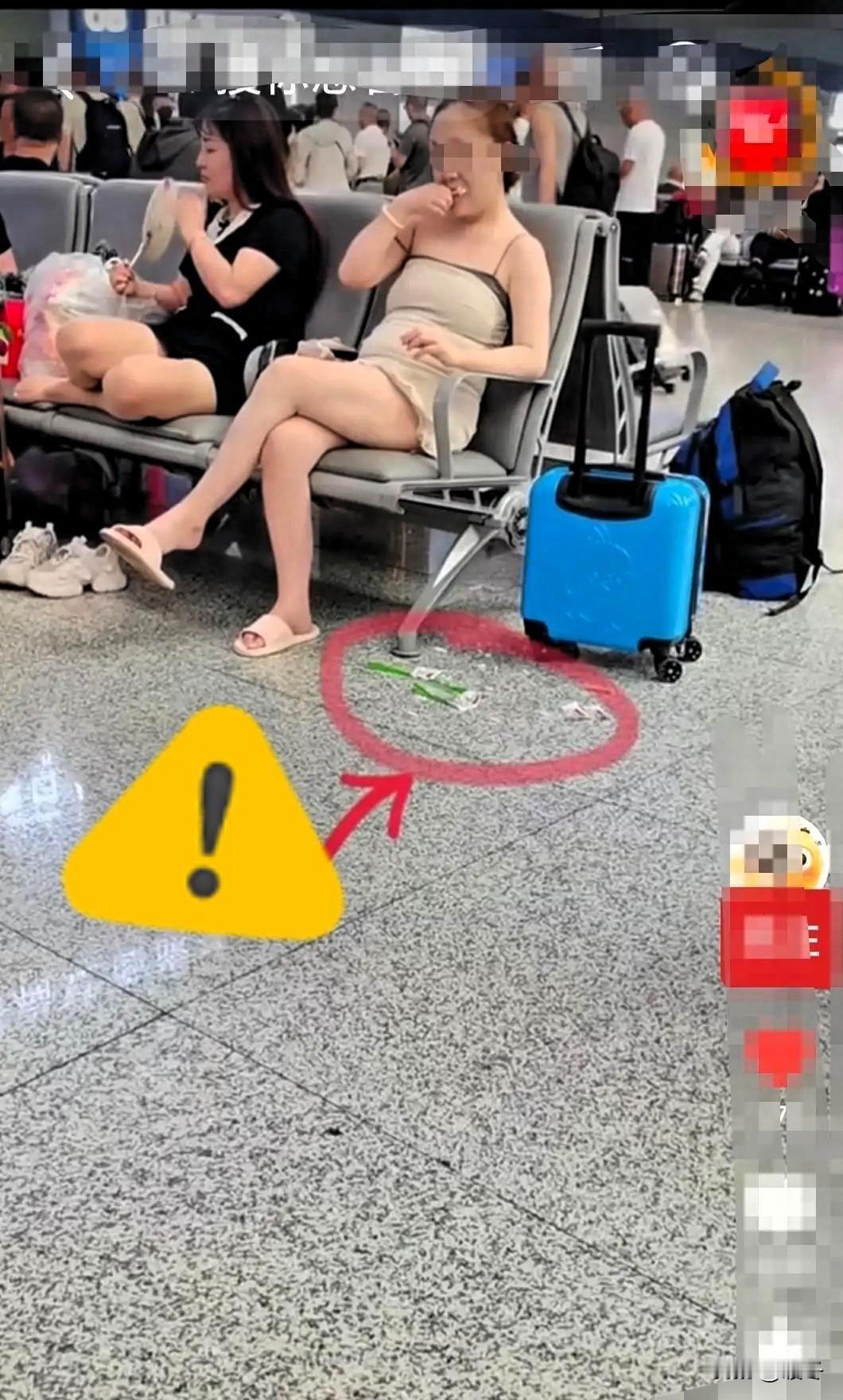 候车大厅撞见一幕，实在让人心里不舒服。
 
这名女子外形条件尚可，可穿搭过于暴露
