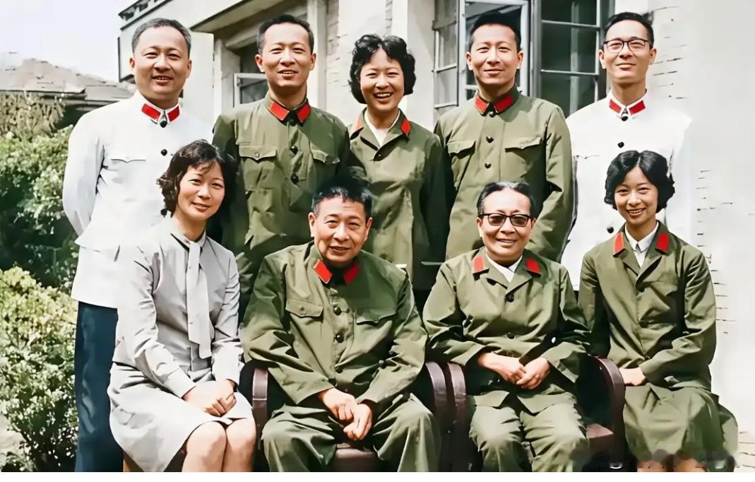80年代，开国上将钟期光与夫人凌奔及子女的一张十分珍贵的全家福合影。将军家风严格