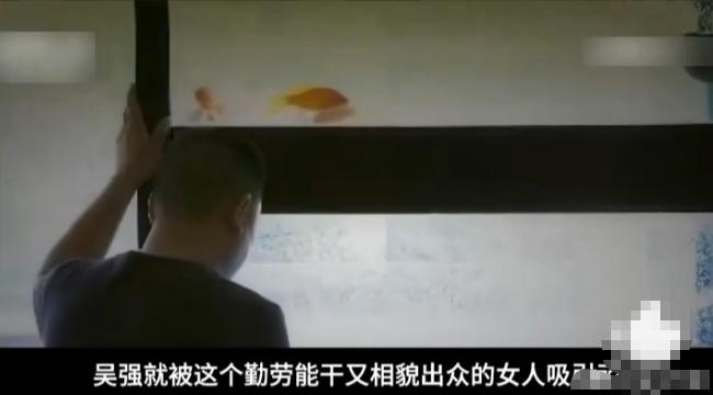 女的背着情夫去旅馆开房，却忘挂电话，相好听见动静当场心态崩了。女的嫁人后发现老公