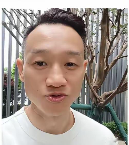 奥运冠军杨威为了让孩子上一个好学校，一家六口蜗居在香港40平的出租房内。非常的拥