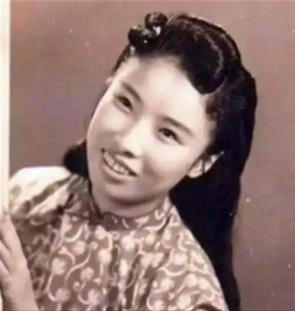1947年10月13日，戏院老板一巴掌，甩在越剧皇后筱丹桂脸上：“你这个水性杨花