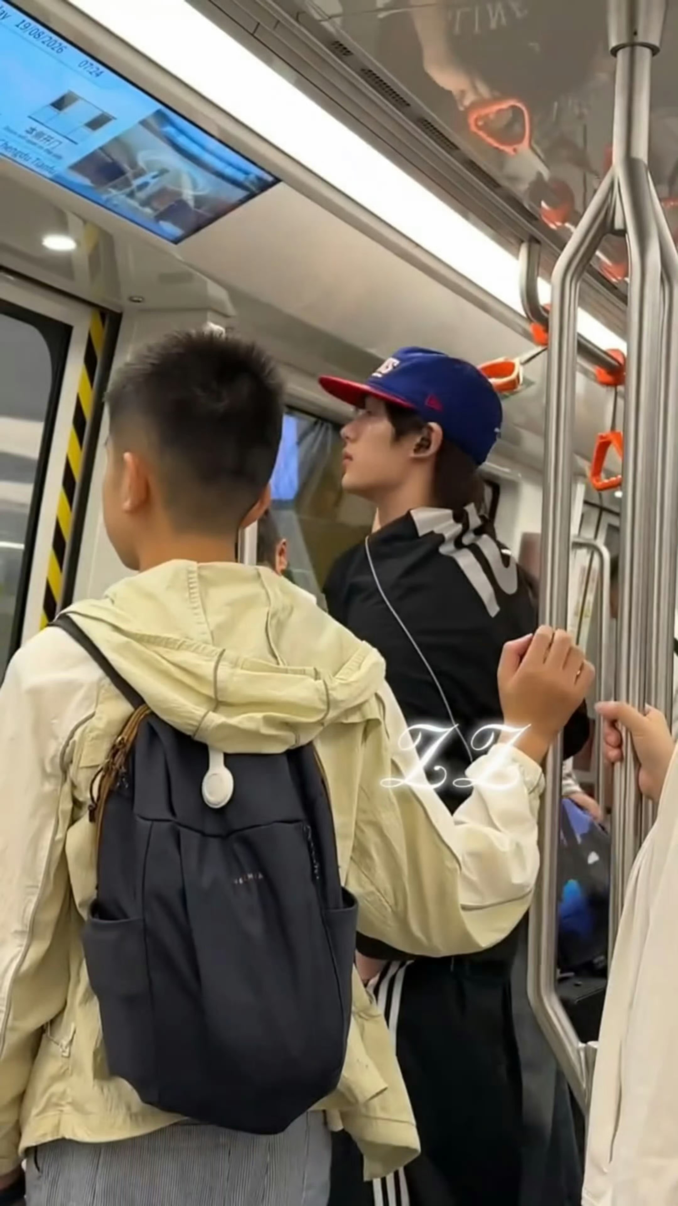 怎么全世界都在偶遇这个呆萌男大丁程鑫啊🥹 