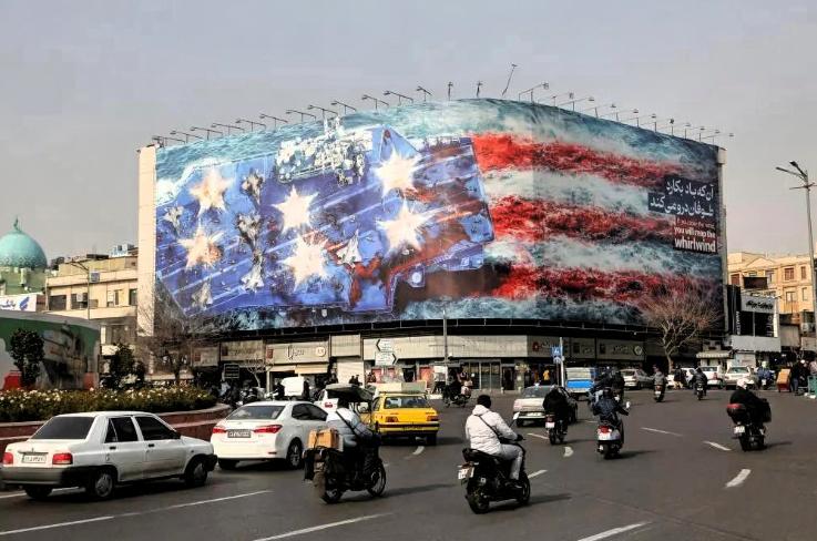 美军航母被炸，血染大海？

伊朗这回玩的是“硬核心理战”，直接在德黑兰市中心挂了