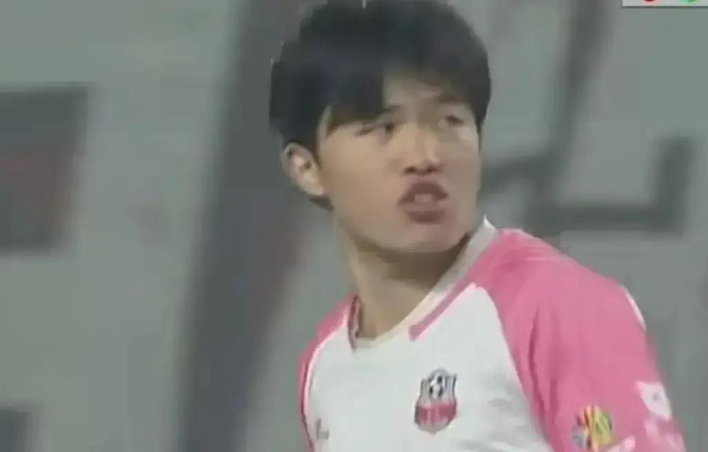 夏宇航被停赛，工资扣一半
 
常德队今年第三次动刀。官网写着：公开抱怨裁判、摔球