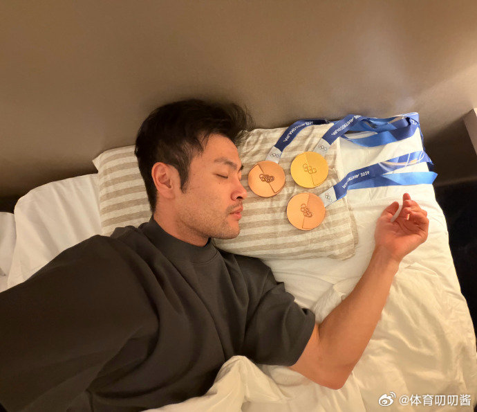 宁忠岩的金牌和月亮哪个更圆带着他的“金饼”来给大家送祝福啦：不知道是元宵节的月亮