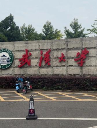 其实从某种方面来说
我要谢谢杨同学


杨同学这次的诬告行为
意外扯下了学校的遮