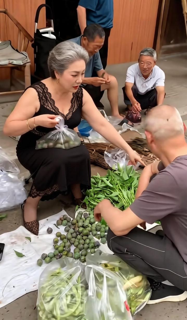 大爷是卖菜的，这位大姐过来买菜，大爷主动大幅度降价，什么意思？迷糊了？