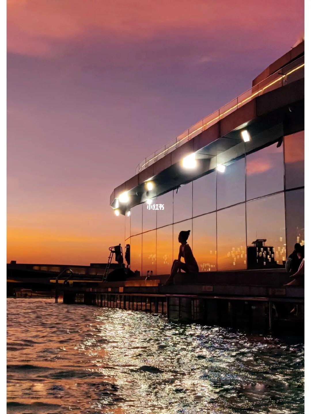 东莞日落泳池，遨游在粉色海洋的浪漫