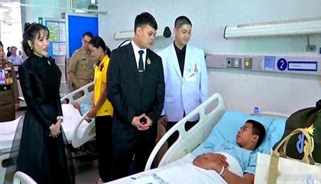 泰国贵妃诗妮娜再秀发型！剪起空气刘海、头顶蝴蝶结，果然有气质不得不说，有时候一个