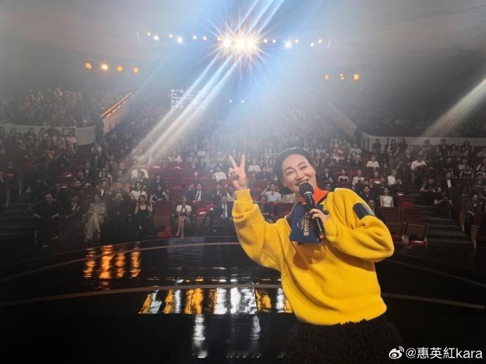 惠英红晒黄渤给自己拍的照片惠英红太爱中国电影这个大家庭了 惠英红说太爱中国电影这