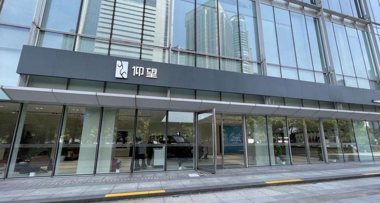 仰望陆家嘴这家店的门头比外滩那个店要大不少了，里面的俩镇店之宝就是仰望U8和仰望