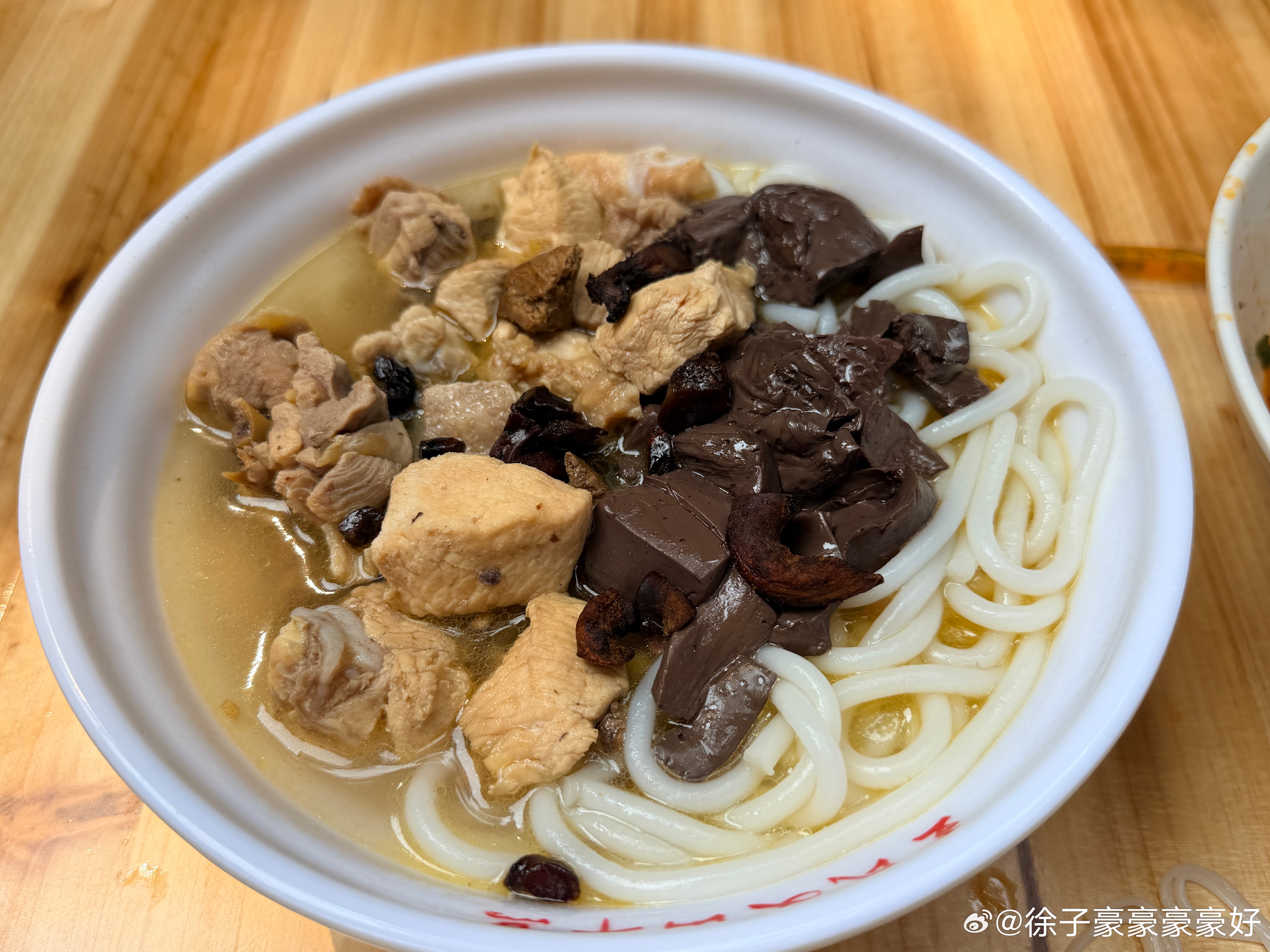 昆明转机，必须打车来吃这个宇宙第一的米线。太牛逼了！俩人怒干三碗！ 昆明·文山荷