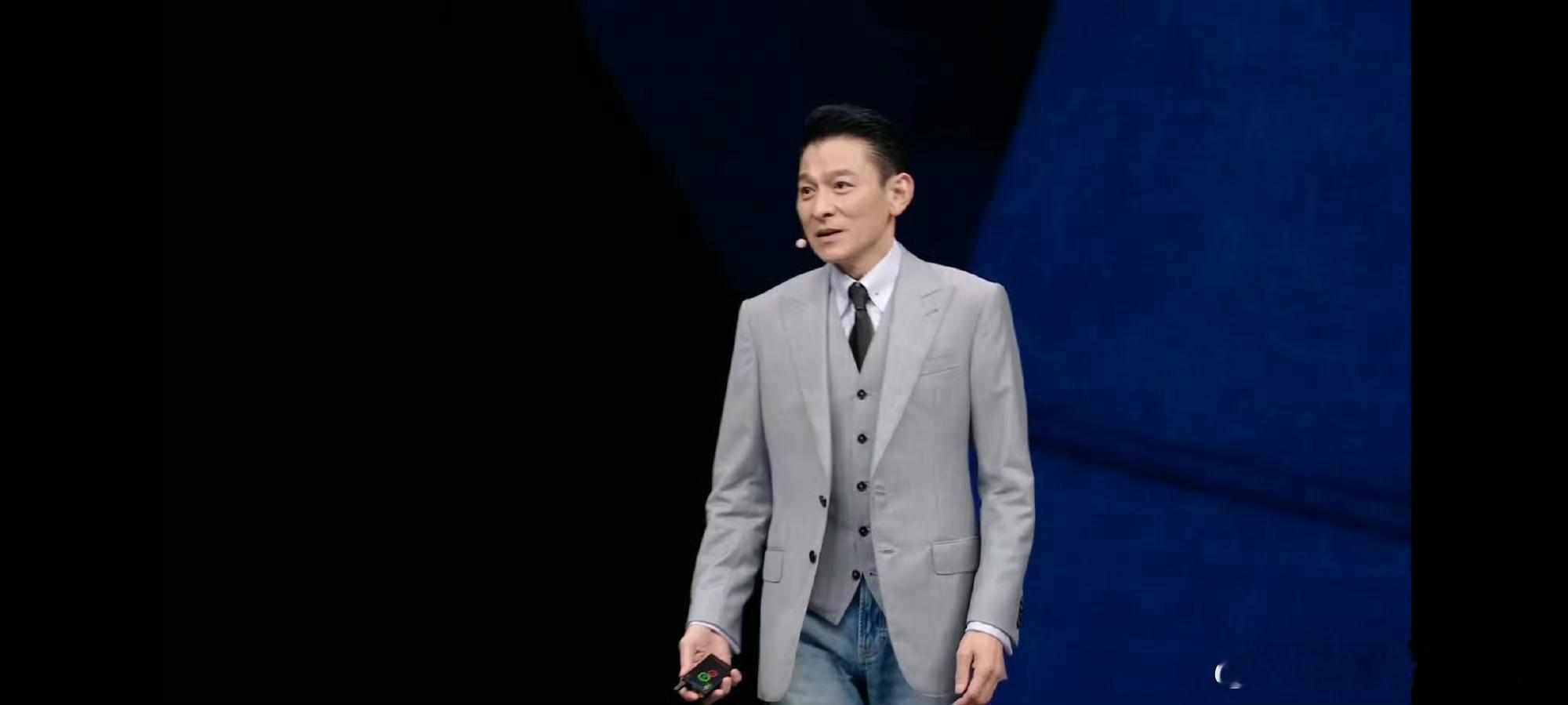 刘德华亮相华为发布会谁能不被刘德华的状态折服，亮相发布会气场十足。老牌艺人的风度