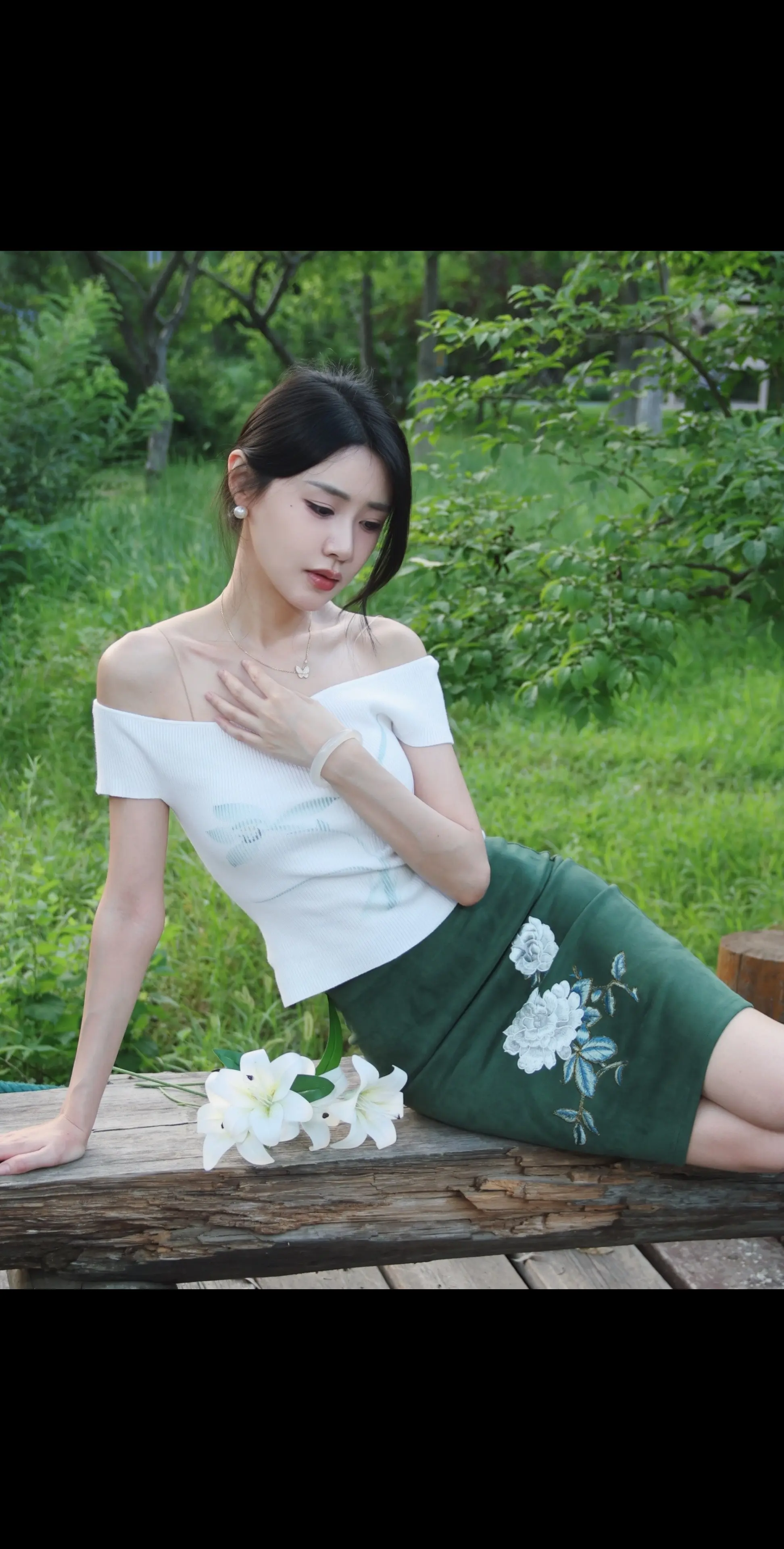 这身既有小白花的清冷 也有轻熟女人的温婉。