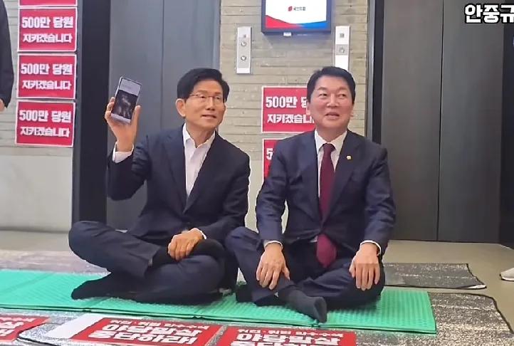 李在明想破脑袋都想不明白，自己竟还带火了韩国的抗议先河，先是罗卿瑗静坐示威，如今