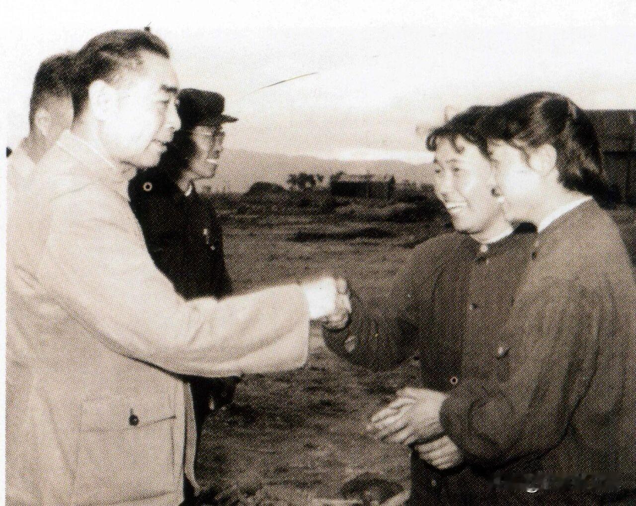 【周总理历史上的今天——6月22日】
1962年6月22日，周恩来总理在视察吉林