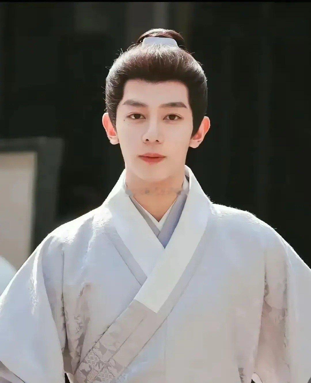 哇唧唧哇这波操作也是醉了，故技重演。《九重紫》大爆，主演孟子义和李钧锐吸粉无数，