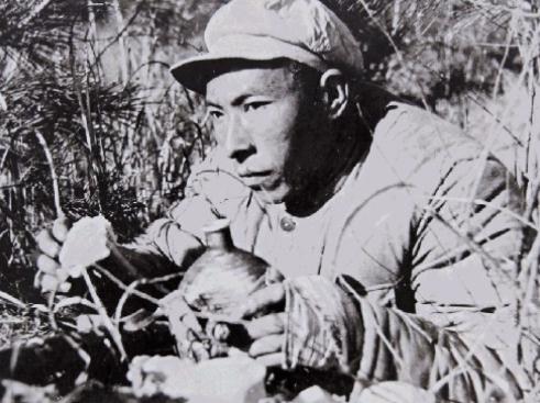 1952年上甘岭战役，美军用刺刀在志愿军遗体上补刀，丝毫没察觉到，就在几个尸体下