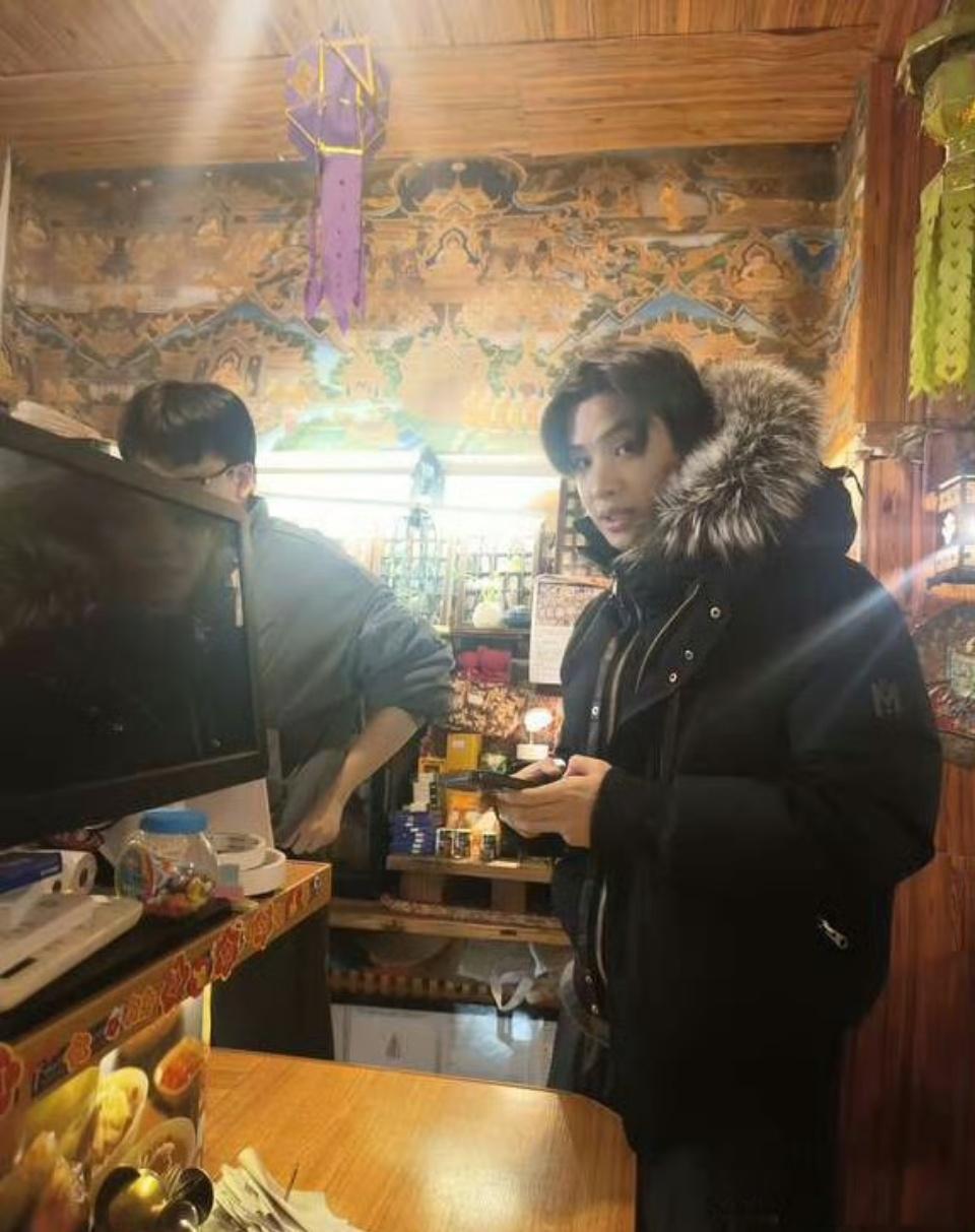 网友泰国餐厅偶遇黄明昊网友泰国餐厅偶遇黄明昊了 我天哪！！怎么大家都在偶遇明星啊