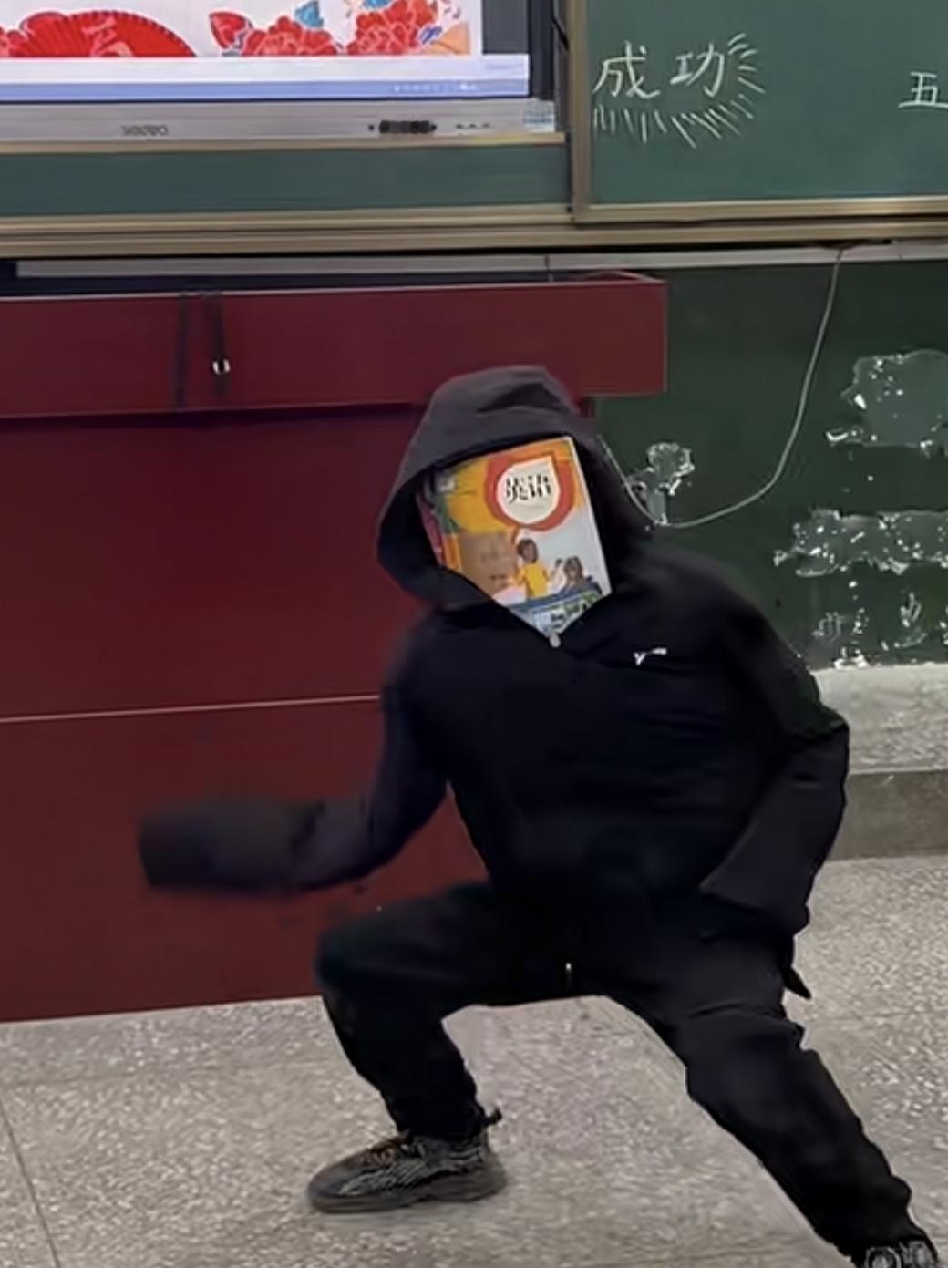 小学元旦联欢会
男孩上演“教科书式”变脸
技术含量不高，但是创意满满，这才是小孩