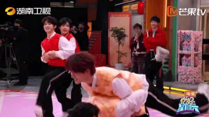 张颜齐丁程鑫在跳一种很新的舞蹈 于热舞迎春现场，张颜齐和丁程鑫以打架动作为灵感源