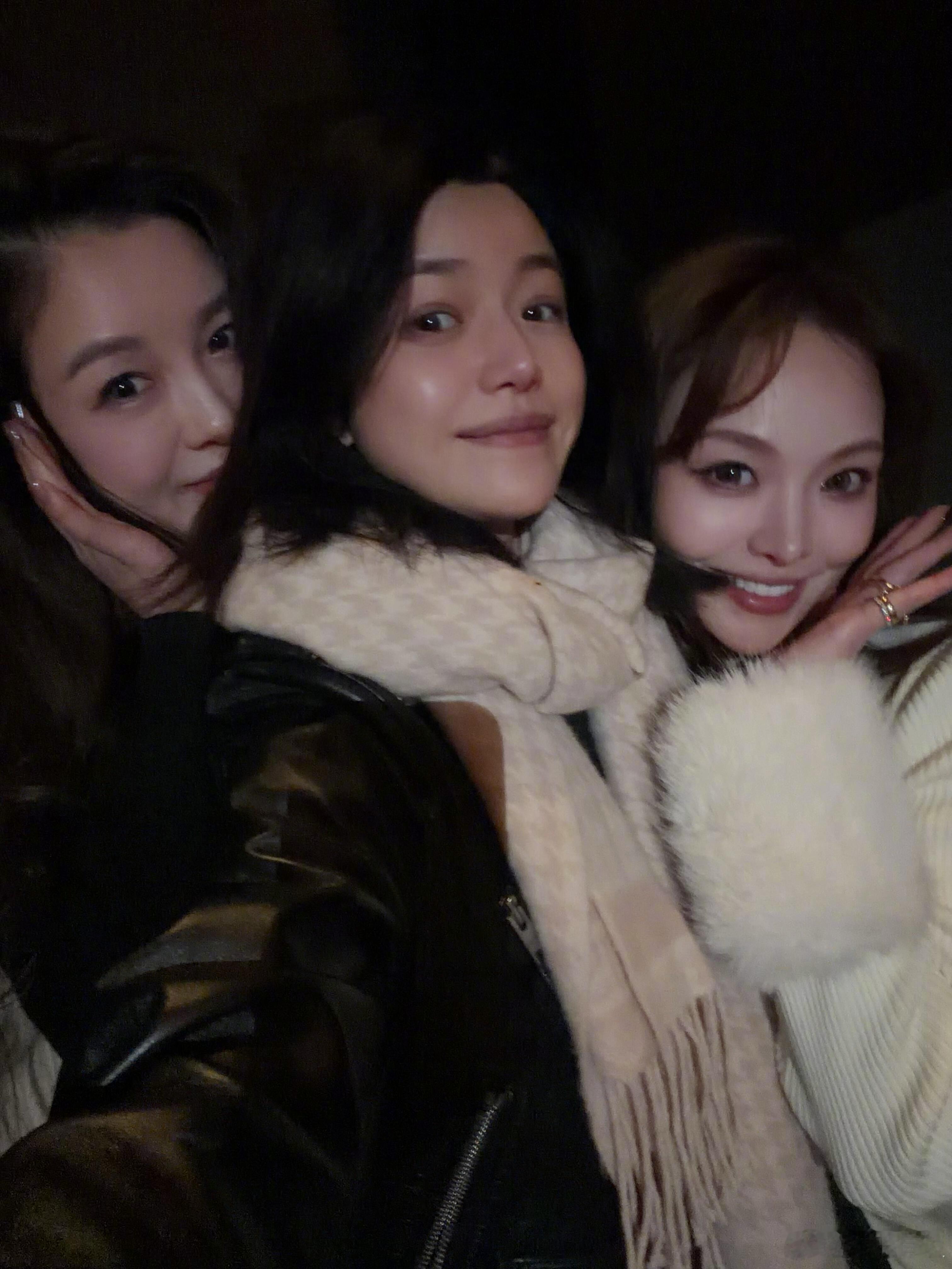 陈妍希晒小星星圣诞照陈妍希小星星 饺子大小王 收到来自饺子大王的照片和好朋友一起