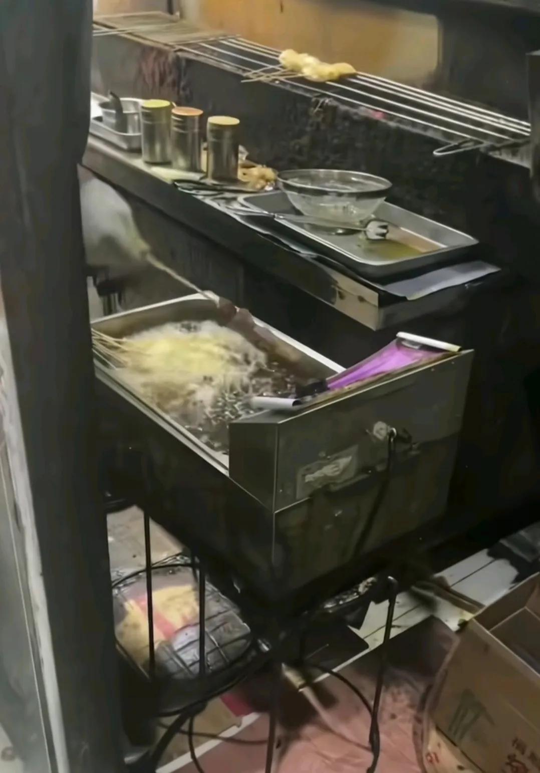 头号创作者激励计划网友爆光一家外卖烧烤店，所谓的烧烤，实际上都是放在油锅里油炸。