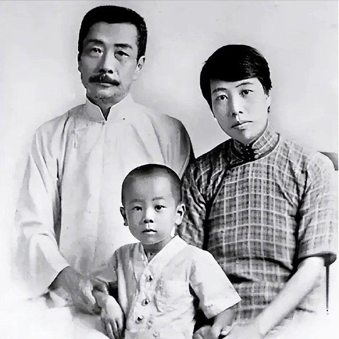 1929年，鲁迅避孕失败，一直想丁克的他，看到儿子第一眼，忍不住撇嘴说："臭小子