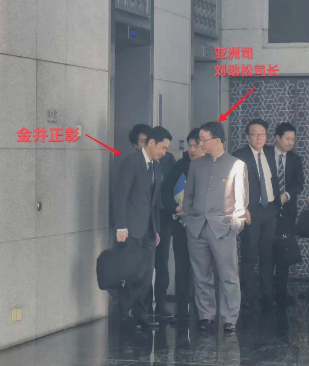 双手插兜，对待日本人就得这个态度！
 
外交部亚洲司司长刘劲松与日本外务省亚洲大