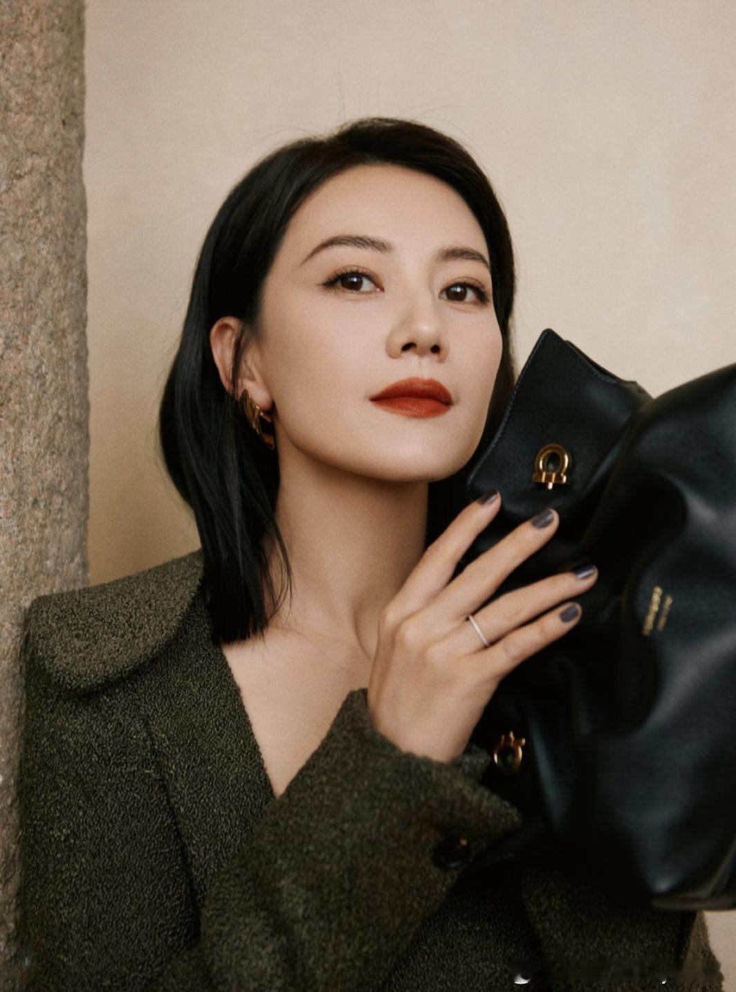 高圆圆真的美的毫无保留，岁月留给她的是美丽美丽美丽，留给我的只有岁月的痕迹～～ 