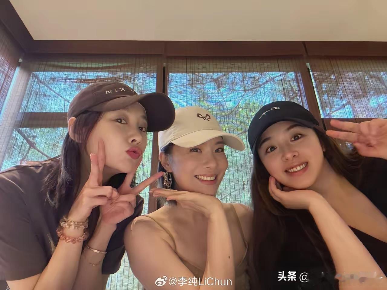 王菊瘦到认不出站C位，李纯张含韵同框比耶，三人状态一个比一个绝 