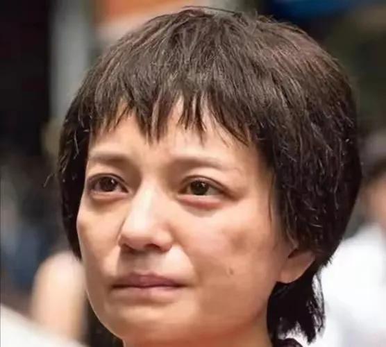 多年前已与黄先生离婚，我们的婚姻关系在法律上早已解除。任何关于他的报道、言论事件